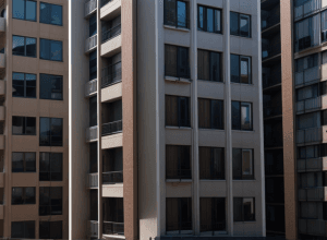 Airbnb видаляє 65 000 незаконних оголошень про оренду житла: боротьба з нелегальним туризмом триває