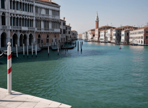 Венеційський кінофестиваль 2025: Яскраві фото з першого дня