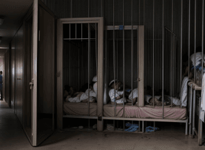 Спроби самогубства в центрах утримання ICE: умови утримання погіршують ситуацію