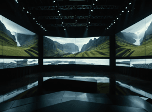 Художник Джон Акомфра: "Люди незадоволені життям і звинувачують у цьому мігрантів"