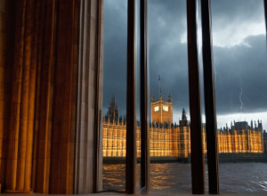 Скандал у Конгресі Іспанії: Карлоса Масона Назвали "Брехуном" на Засіданні Комісії DANA