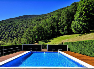 Три ексклюзивні об'єкти нерухомості: розкішне шале в Італійських Альпах, елегантний будинок у передмісті Мадрида та сучасна вілла з падел-корт