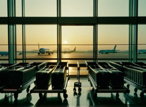 Пасажири Застрягли в Мадриді: Скасування Рейсів до Венесуели Створило Хаос в Аеропорту Барахас