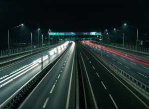 Нічна автомагістраль з потоком задніх ліхтарів
