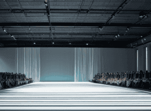 Мода в перехідний період для неспокійного світу на подіумі в Мілані