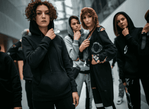 Таємниця Nude Project: що стоїть за «дуеллю худі» між підлітками та двадцятирічними