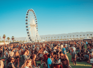 Берні Сандерс несподівано виступив на Coachella з передвиборчою промовою