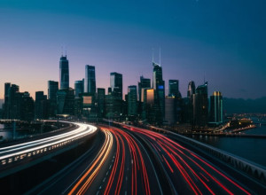 Панорамний вид жвавого міського пейзажу в сутінках