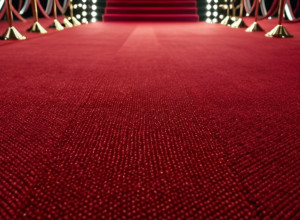 Аріана Гранде та Синтія Еріво: Чому їхні публічні обійми викликають суперечки на промо "Злої"?