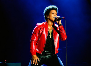 Дуже малий копіючий Елвса до царя Spotify: як Бруно Марс здобув серця близько всього світу