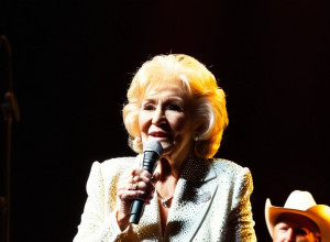 ДОЛЛИ ПАРТОН Достигає віку 80 років - культурна подорож для поклонників душі