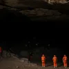 Рятувальники намагаються визволити людину, що потрапила у пастку в печері в Тортосі