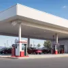 Паливо дешевшає повільніше, ніж нафта: чому ціни на бензин та дизель не відображають падіння цін