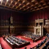 Опозиція звинувачує PP та Vox у "антидемократичному ухилі" в Лес Кортс через цензуру та непрозорість