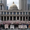 Протест в Міносвіти Мексики: Вчителі CNTE увірвалися до будівлі