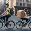 Uber Eats під слідством: Інспекція праці Іспанії перевіряє використання самозайнятих кур'єрів