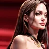 Анджеліна Джолі про сімейну історію раку: "Моя мати і бабуся проходили хіміотерапію в моєму віці"